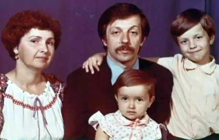 Андрей Губин в детстве с сестрой и родителями